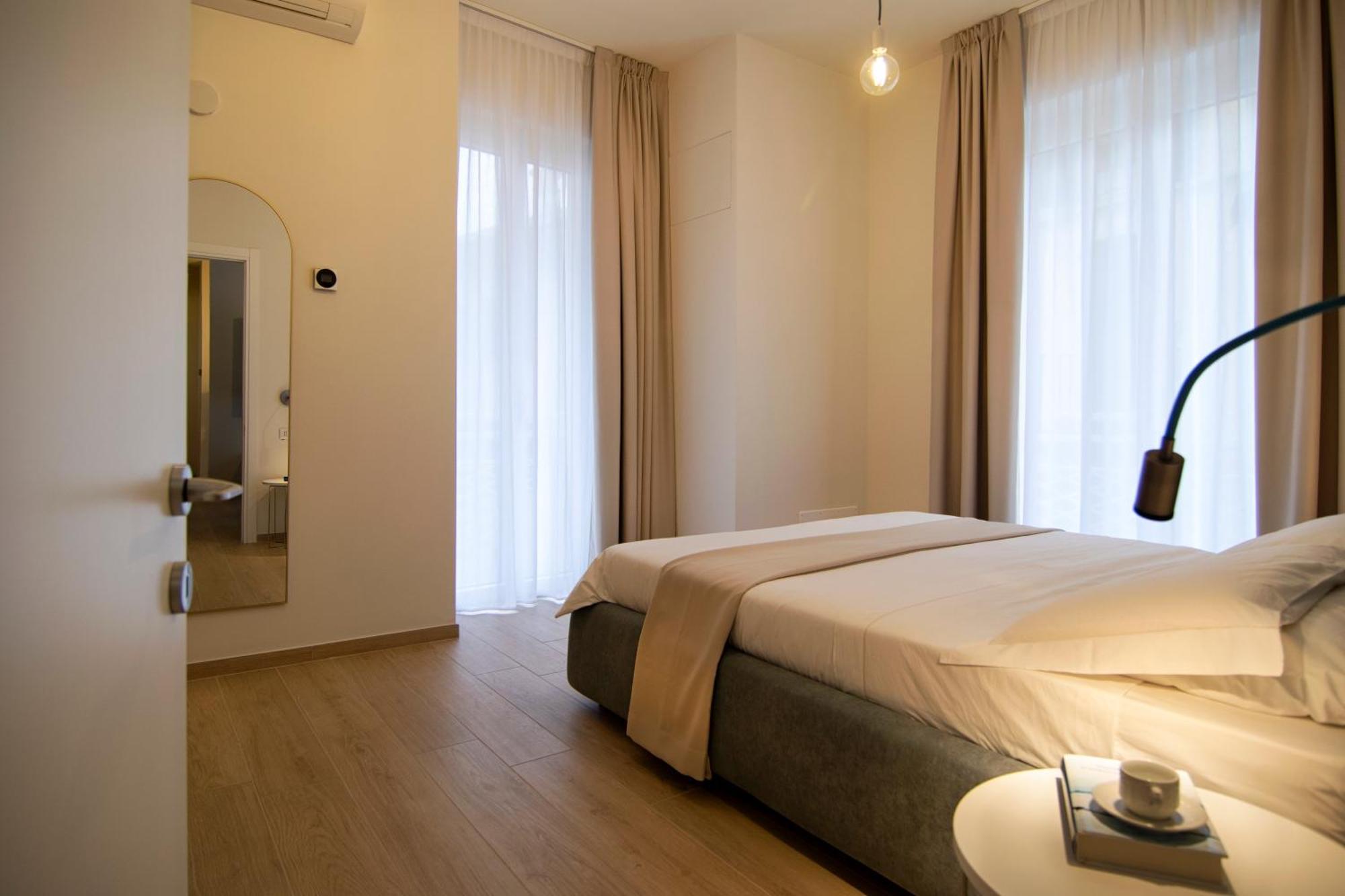 Gigi Suites&Apartments สเตรซา ภายนอก รูปภาพ