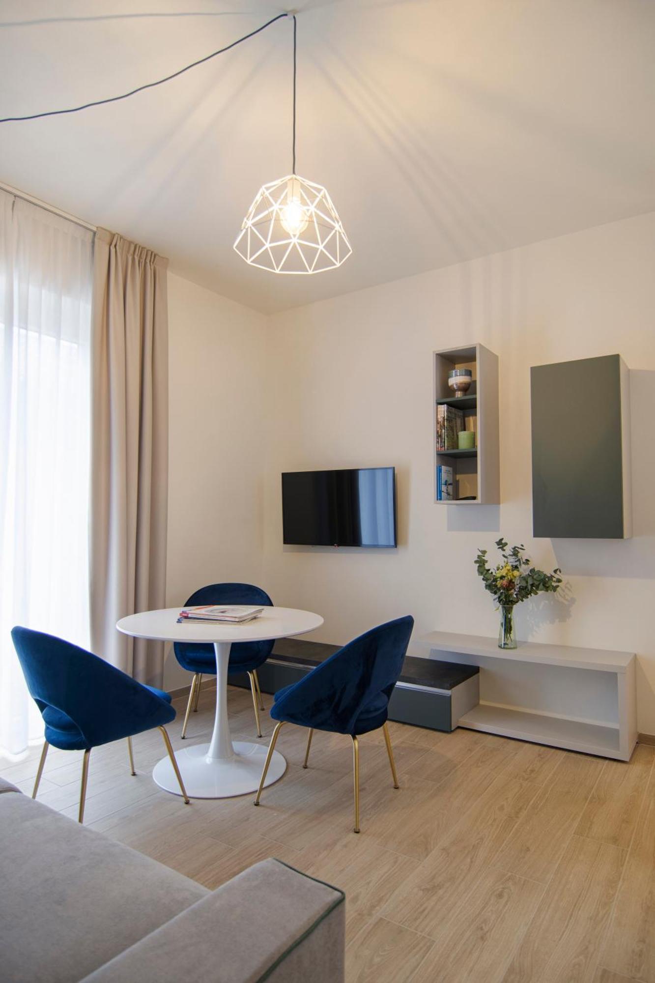 Gigi Suites&Apartments สเตรซา ภายนอก รูปภาพ